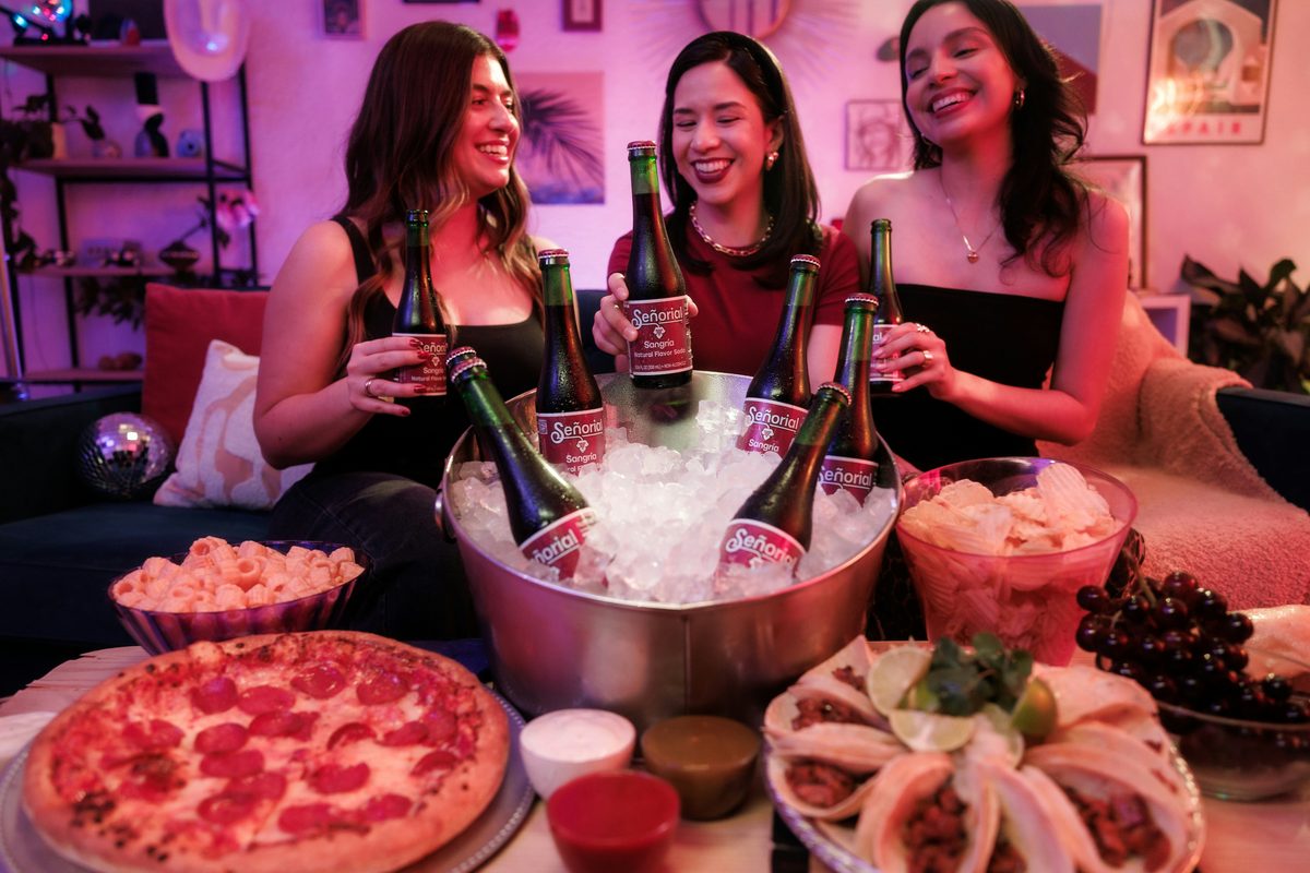 JGA Checkliste zum Abhaken auf einem Klemmbrett